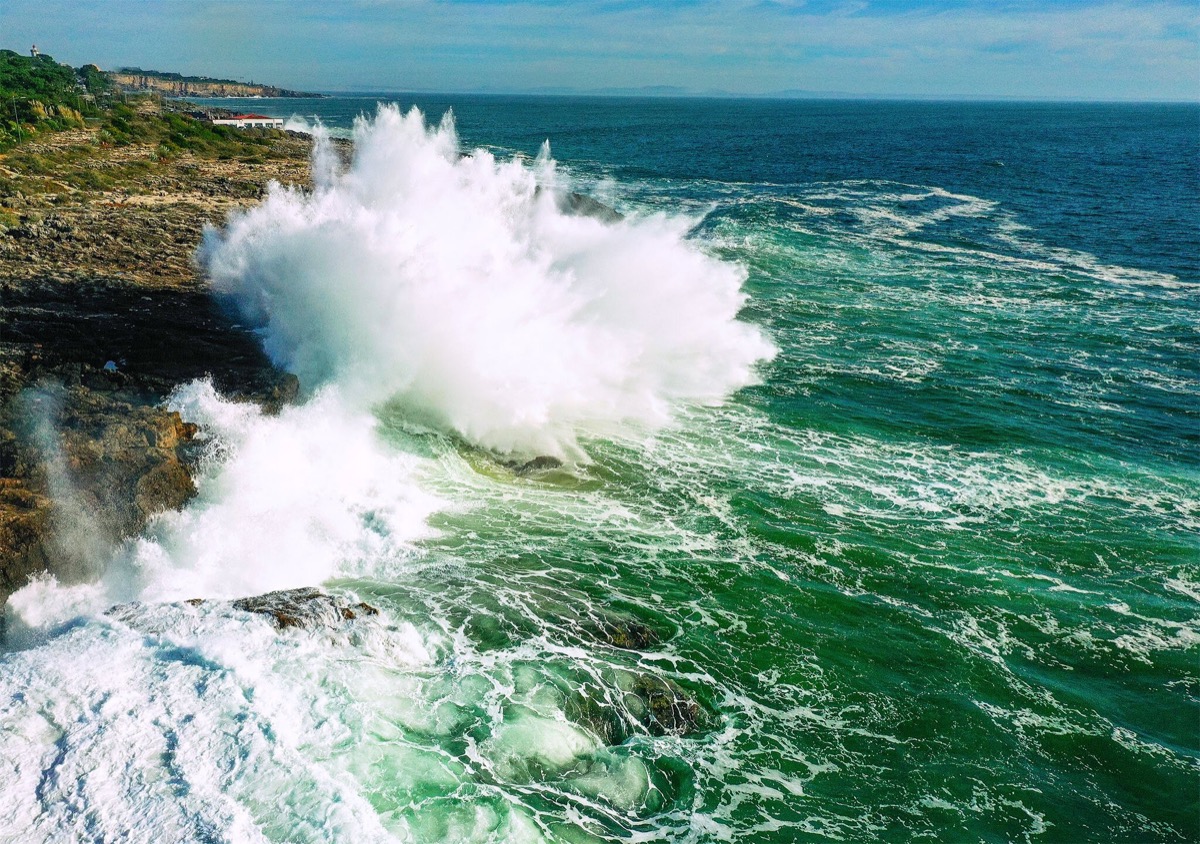 Brandung an den Klippen von Cascais