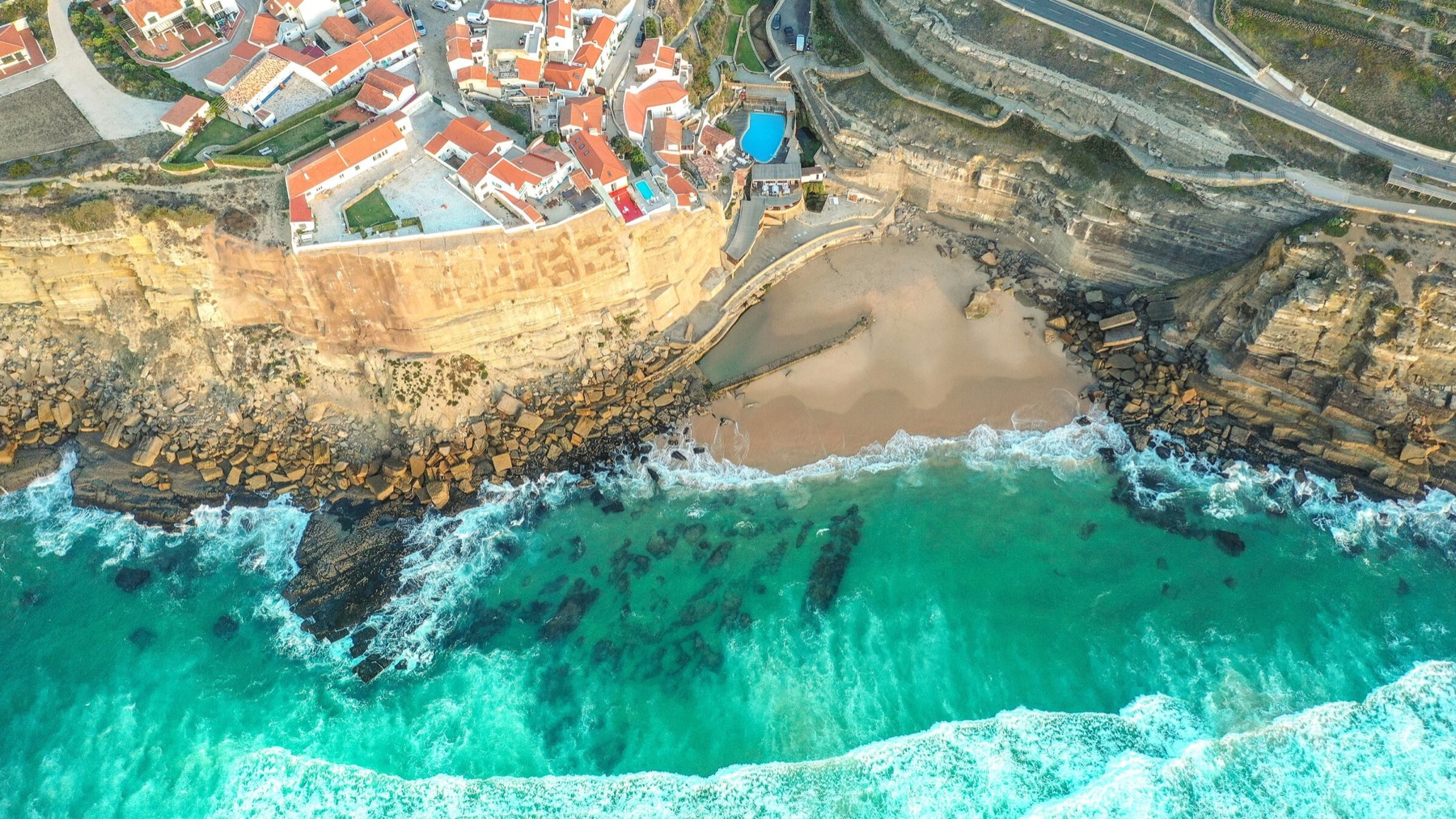 Luftaufnahme der Küste bei Cascais, Portugal